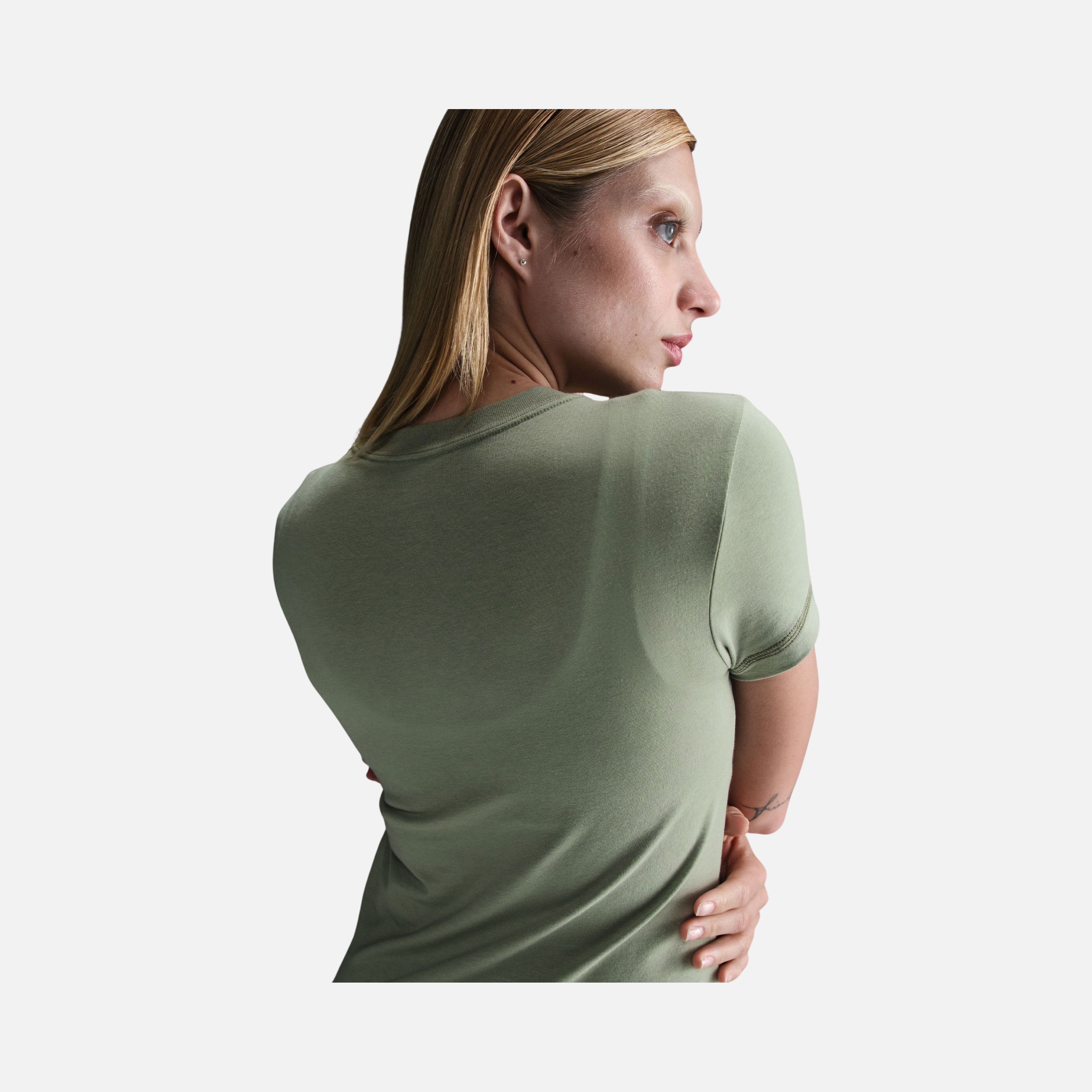 Nike Sportswear Chill Knit Slim Cropped Short-Sleeve Kadın Tişört