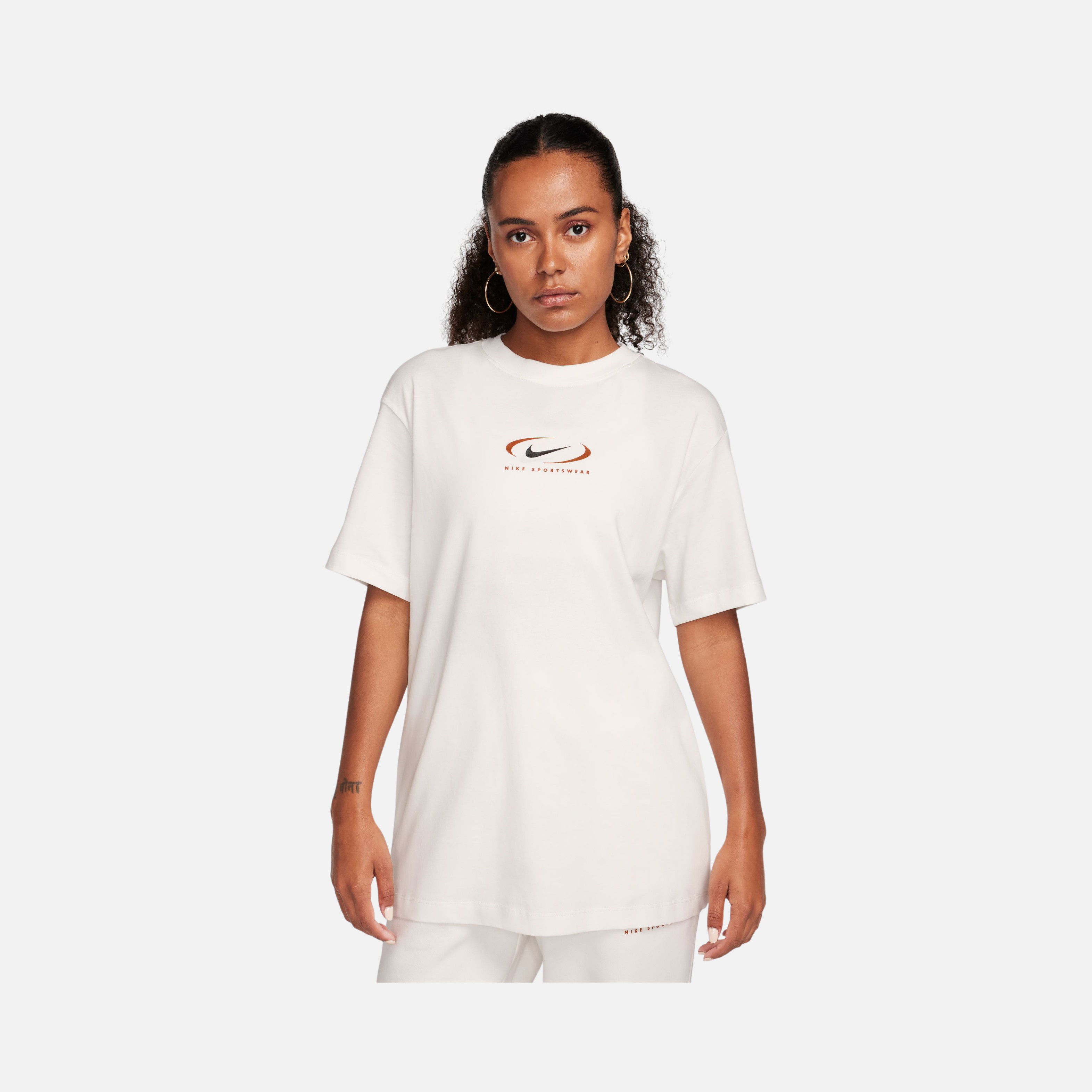Nike Sportswear Swoosh Printed Boyfriend Short-Sleeve Kadın Tişört