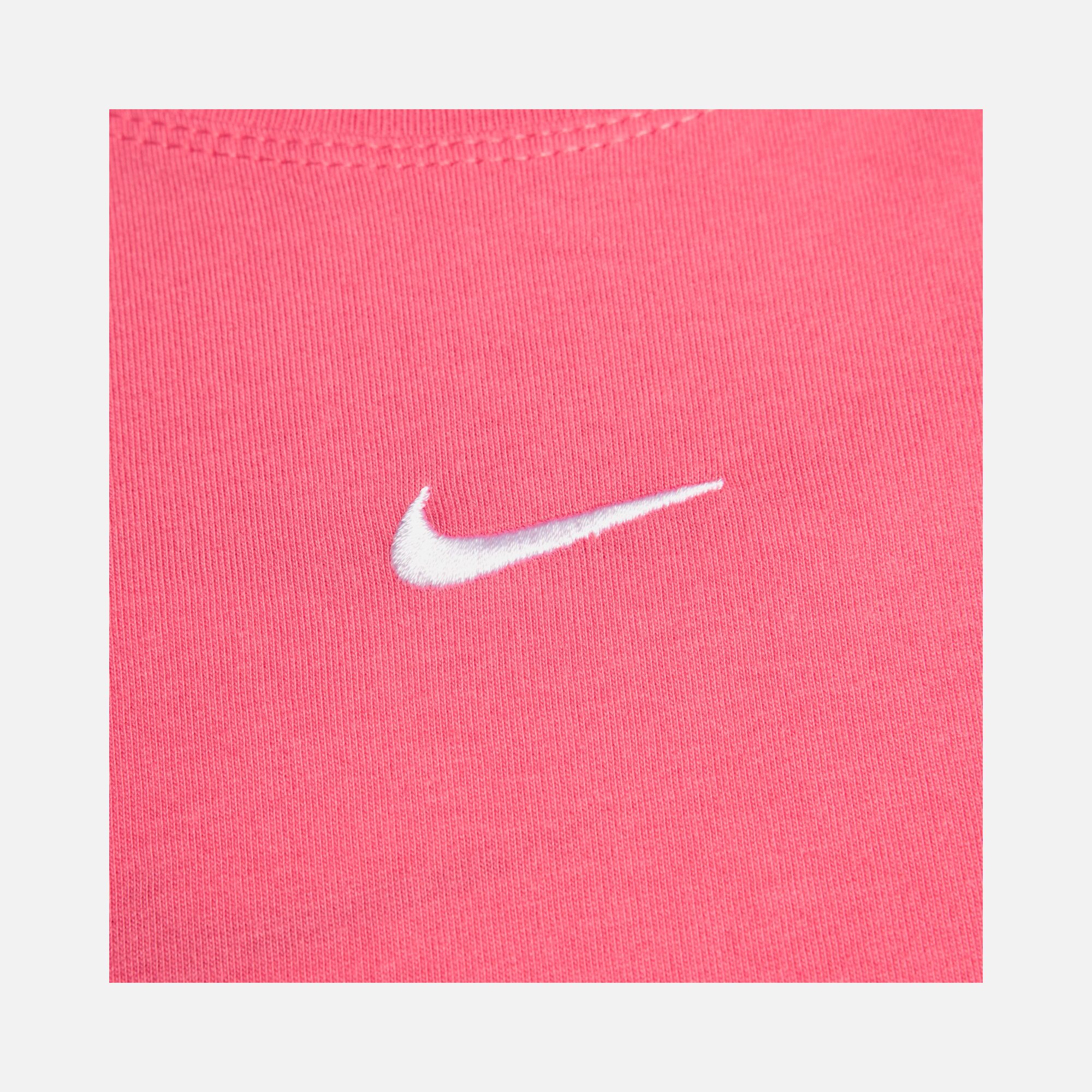 Nike Sportswear Essential Relaxed Fit Short-Sleeve (Plus Size) Kadın Tişört