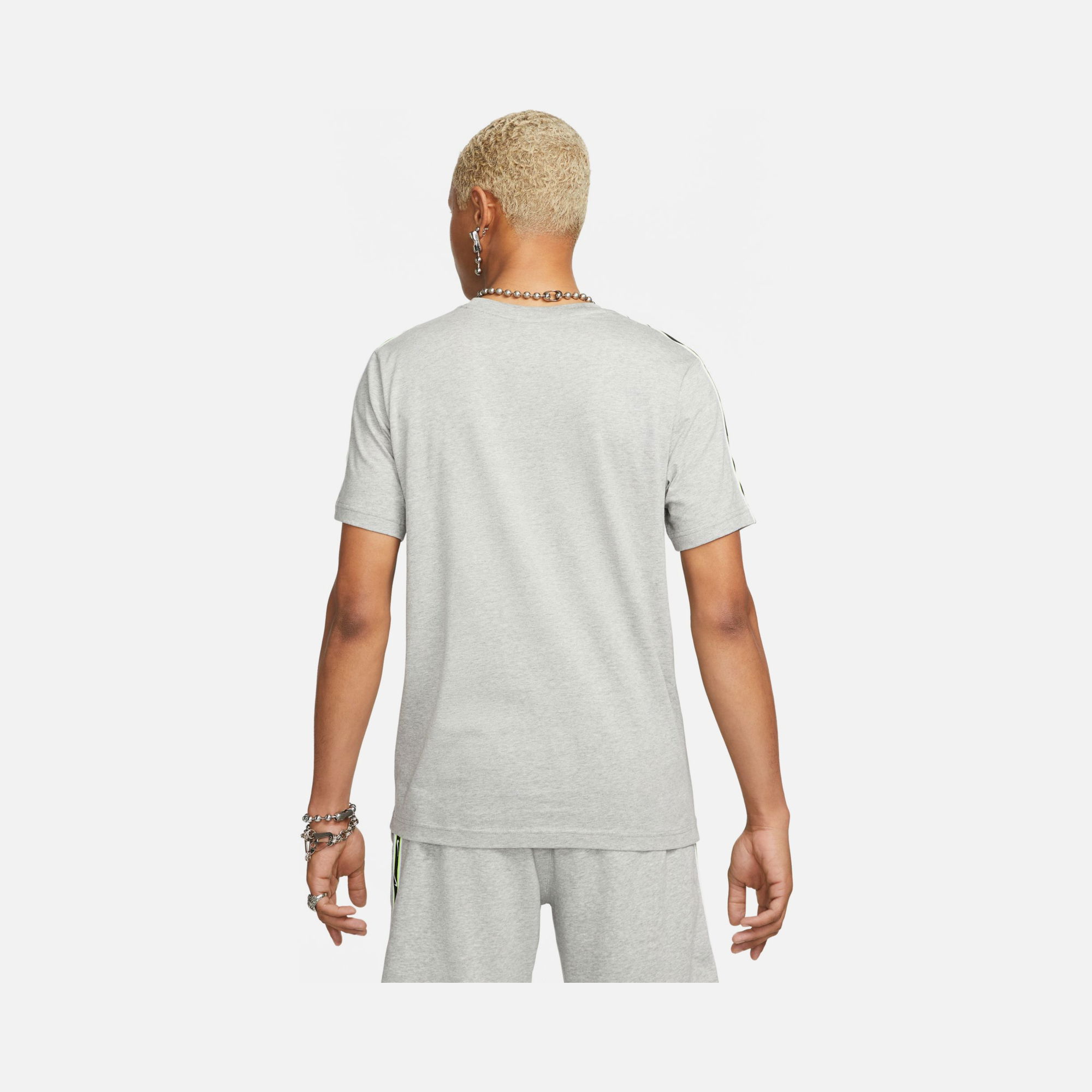 Nike Sportswear Repeat Swoosh Graphic Short-Sleeve Erkek Tişört