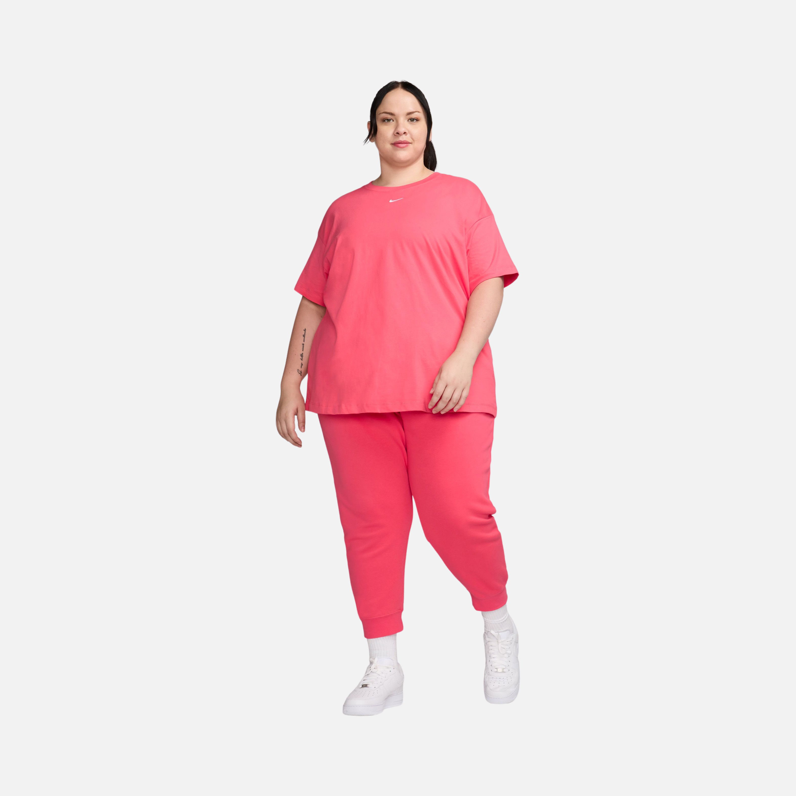 Nike Sportswear Essential Relaxed Fit Short-Sleeve (Plus Size) Kadın Tişört