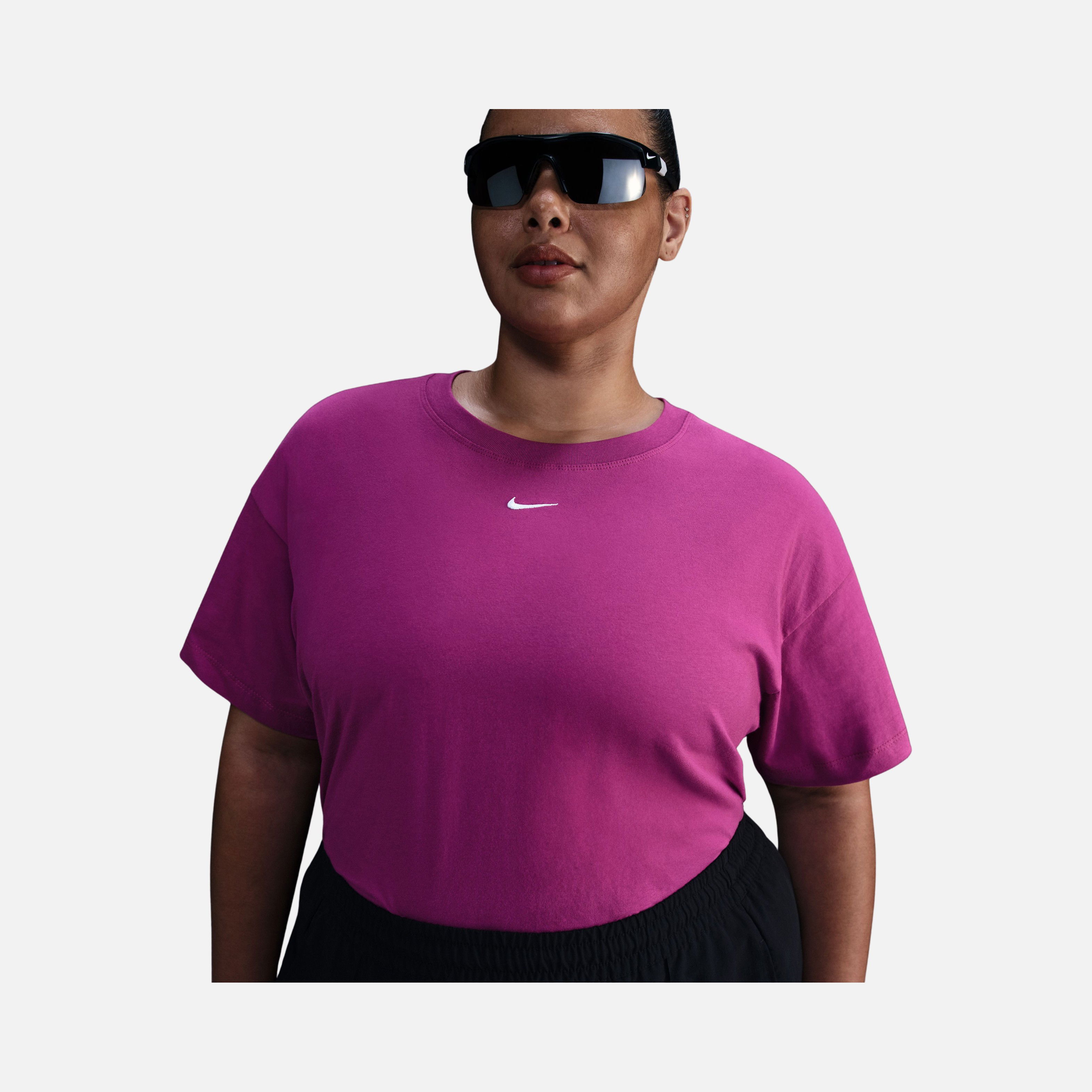 Nike Sportswear Essential Relaxed Fit Short-Sleeve (Plus Size) Kadın Tişört