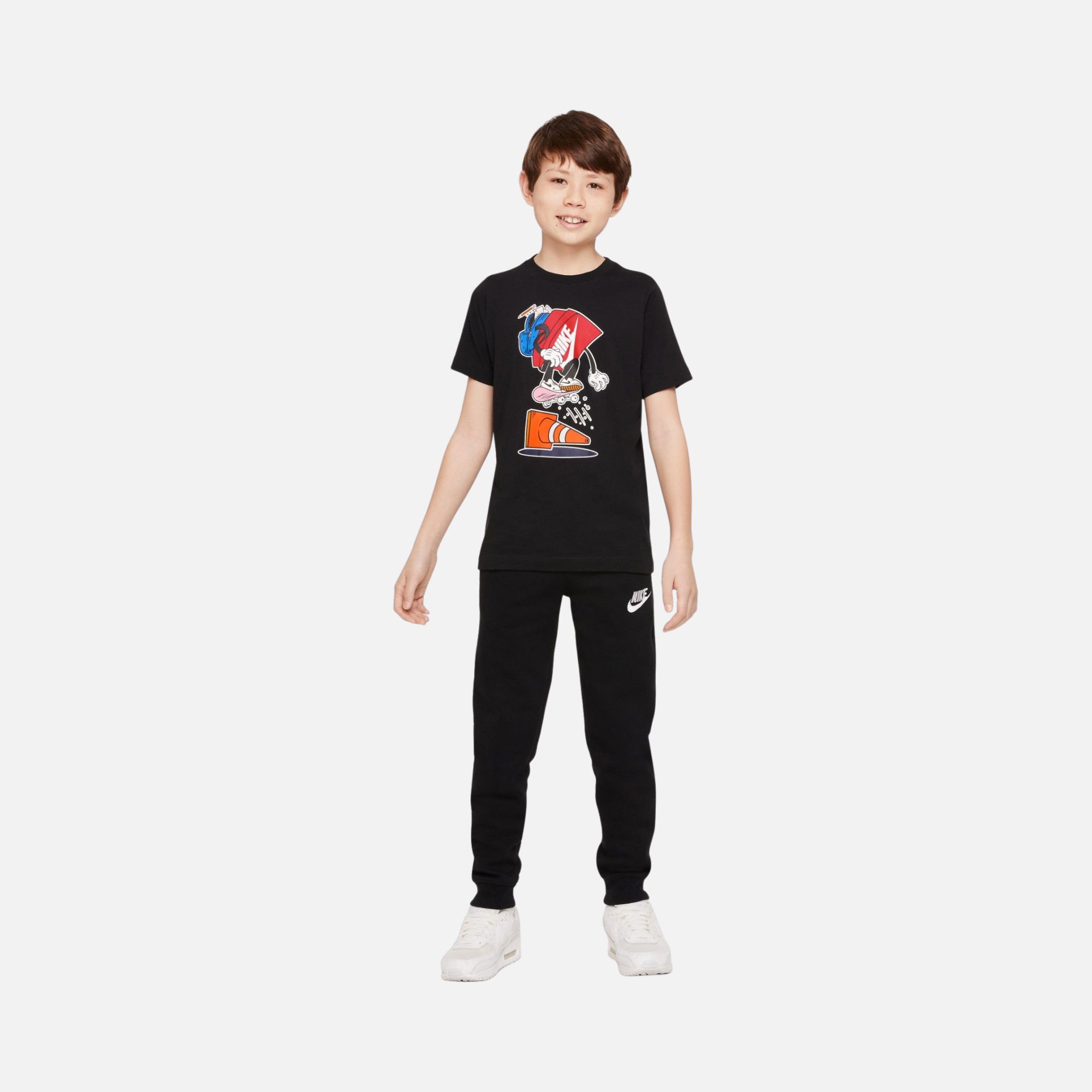 Nike Sportswear Boxy Patch Graphic Short-Sleeve (Boys') Çocuk Tişört