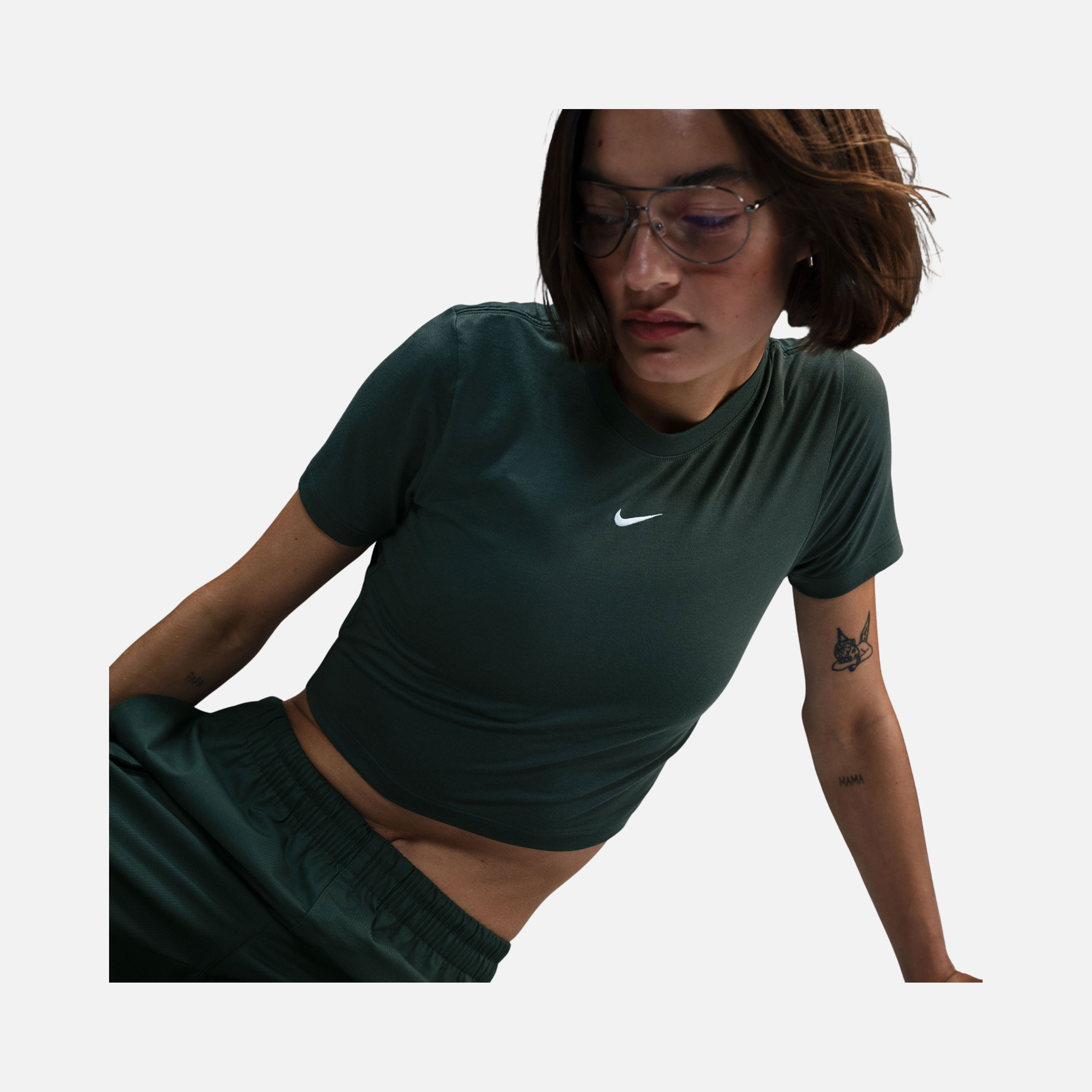 Nike Sportswear Essential Slim-Fit Cropped Short-Sleeve Kadın Tişört