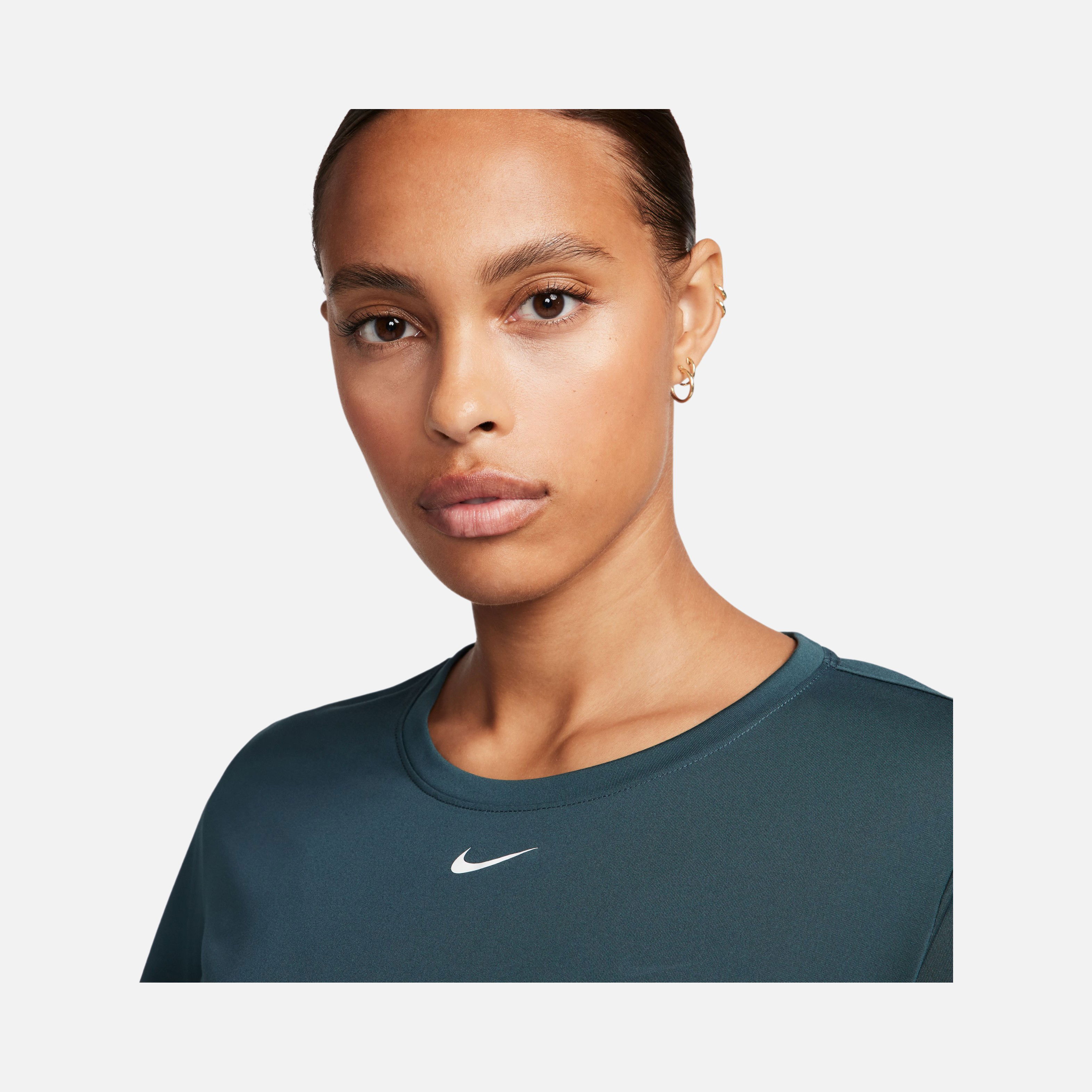 Nike Dri-Fit One Standard-Fit Short Sleeve Kadın Tişört