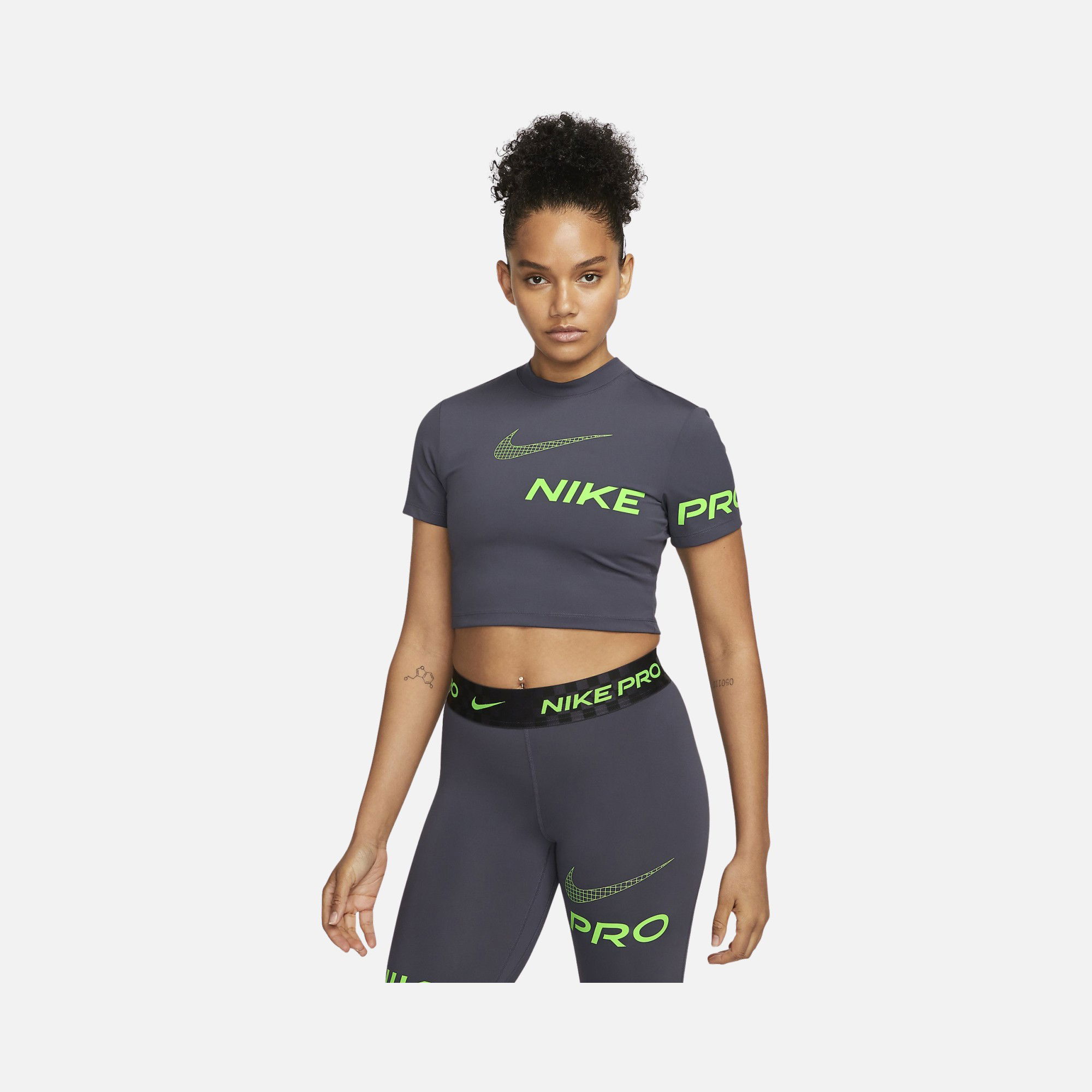 Nike Pro Dri-Fit Cropped Graphic Training Short-Sleeve Kadın Tişört