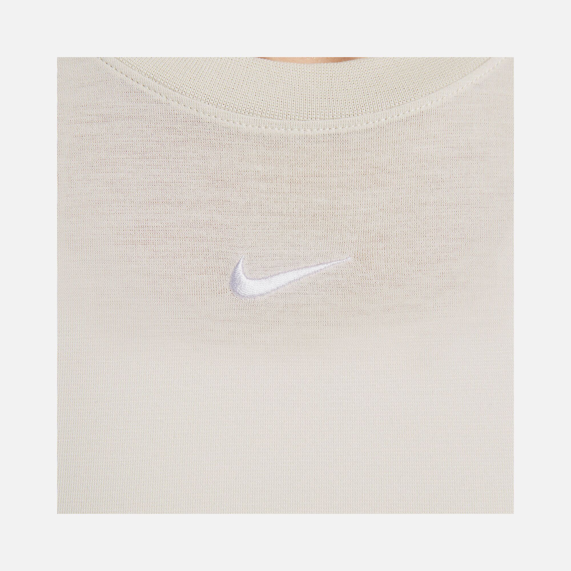 Nike Sportswear Essential Slim-Fit Cropped Short-Sleeve Kadın Tişört